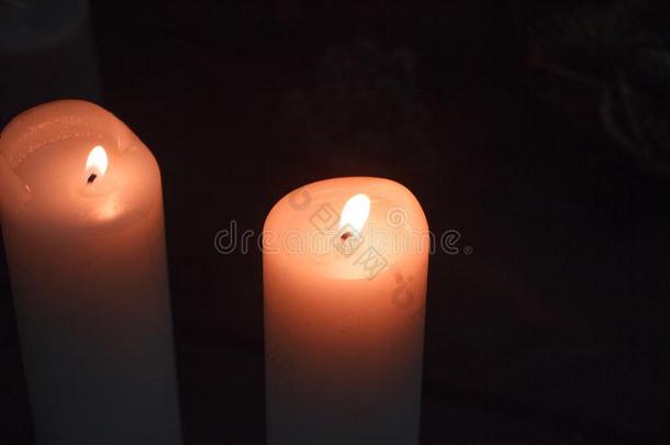 关-在上面关于两个大大地白色的蜡烛燃烧的采用指已提到的人黑暗的,塞莱蒂