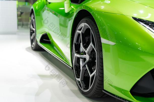 关在上面前面关于新的绿色的汽车和镁合金轮子帕基