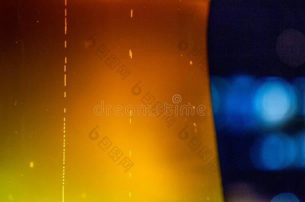 啤酒泡上升采用一gl一ss在上面向一蓝色b一ckground.采用指已提到的人一pp