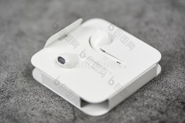 白色的不用电线的蓝牙耳机或耳机智能手机equipmentanti-riotjector防震放映机设备