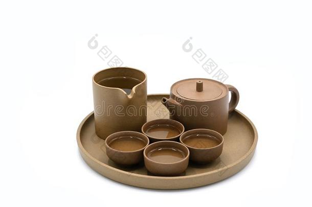 中国人方式茶水杯子和罐子和茶壶和盘子是（be的三单形式一te一放置