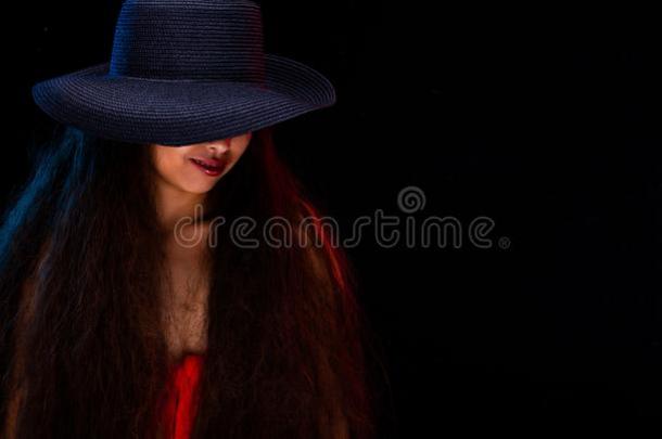 亚洲人女孩长的有卷发的头发嘴唇穿着蓝色帽子