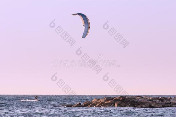 海景画和风筝在日落同样地背景