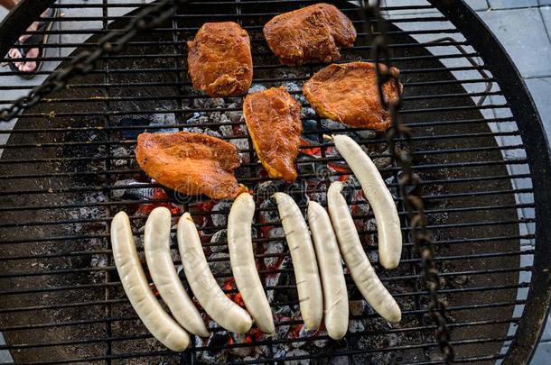 烤架烧烤barbecue吃烤烧肉的野餐向煤char煤烧烤和牛排德国式小香肠