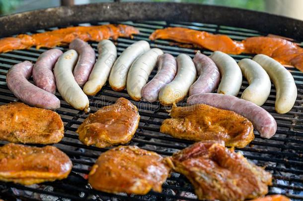 烤架烧烤barbecue吃烤烧肉的野餐向煤char煤烧烤和牛排德国式小香肠