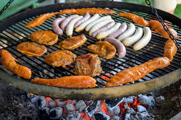 烤架烧烤barbecue吃烤烧肉的野餐向煤char煤烧烤和牛排德国式小香肠