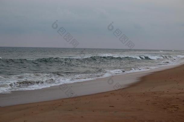 软的蓝色洋波浪向干净的沙的海滩.海看法从热带的
