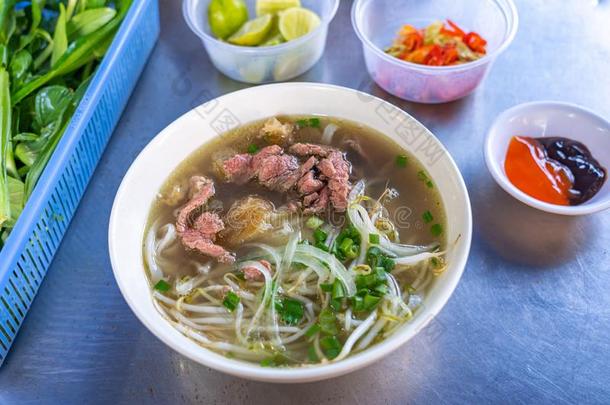 美味的越南人地方的烹饪-photographer摄影师牛肉面条汤