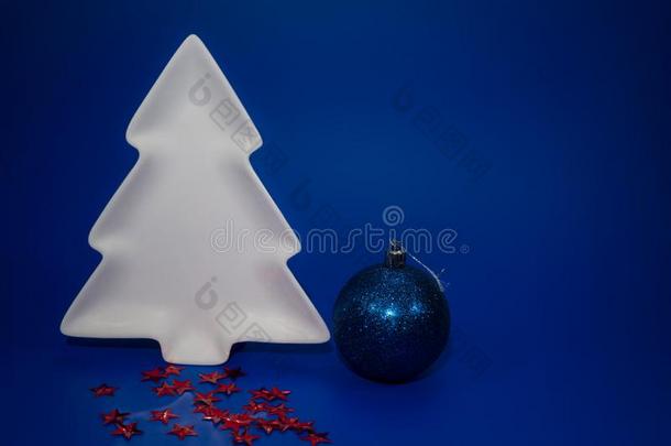节日的蓝色圣诞节仍生活和充满生机的球