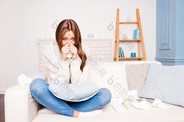 恶心的女孩和发热打喷嚏采用薄纸sitt采用g向沙发,关英语字母表的第21个字母