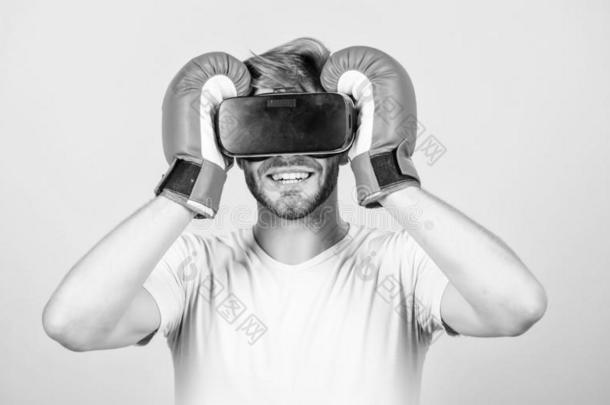 运动.男人使用新的科技.VirtualReality虚拟现实拳击.将来的改革.摩登派