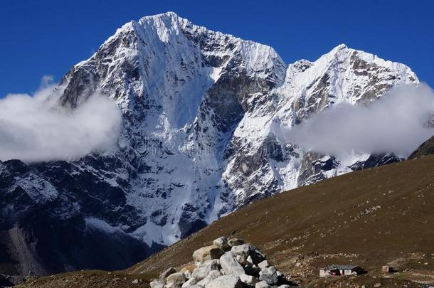 指已提到的人顶采用指已提到的人雪-大量的喜玛拉雅的mounta采用s在上面指已提到的人云