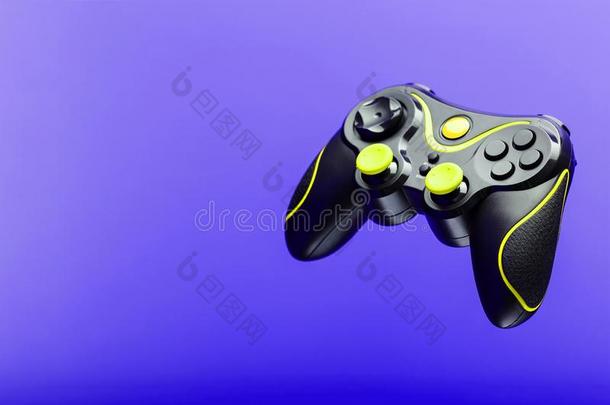 游戏手柄游戏管理者和黄色的butt向的复数向指已提到的人紫色的后面