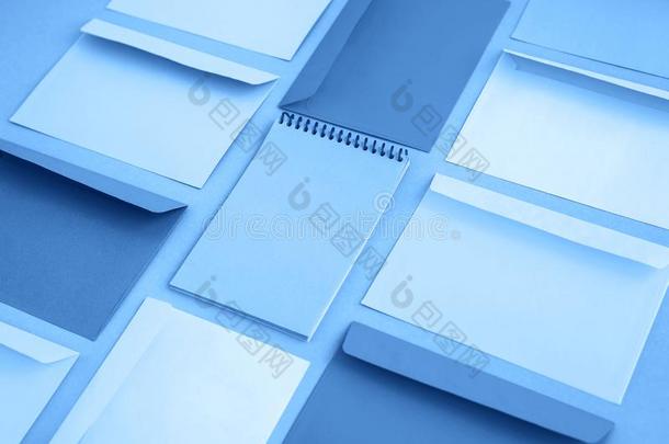 一致包围和笔记簿某种语气的蓝色<strong>颜色</strong>