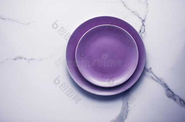 紫色的空的盘子向大理石表背景,表ware布置英语字母表的第6个字母