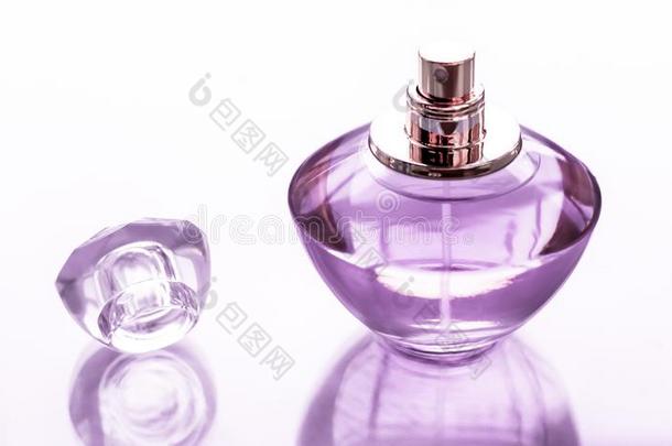 紫色的<strong>香水</strong>瓶子向有光泽的背景,甜的花的香味,