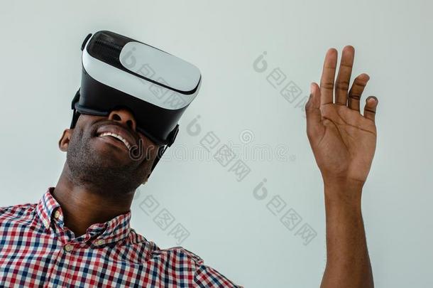 关在上面关于微笑的非洲式发型美国人男人使用VirtualReality虚拟现实眼镜