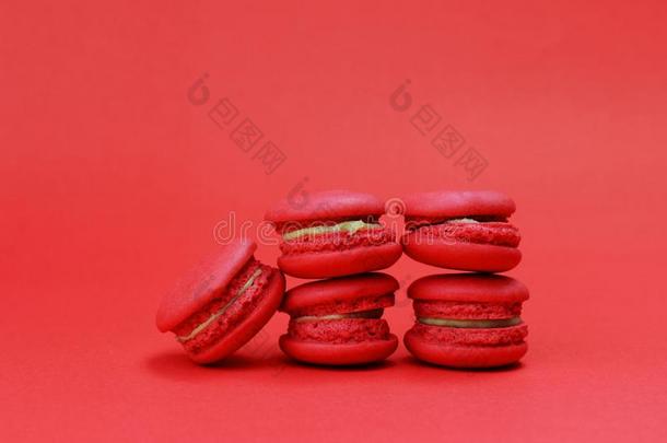 红色的颜色法国的马卡龙饼干垛向红色的背景