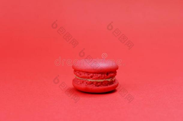 单一的红色的马卡龙饼干向红色的背景