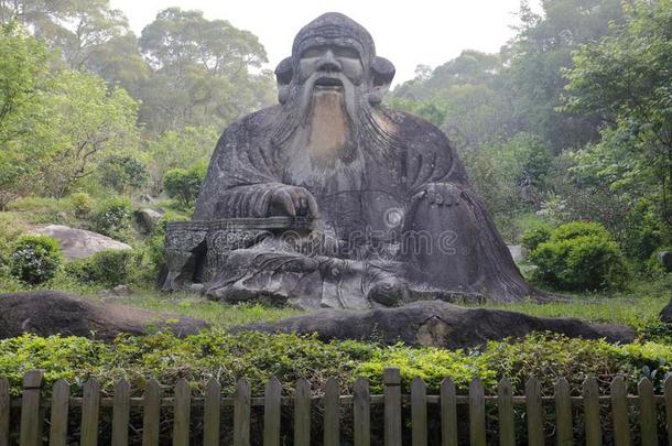 前面的肖像雕像关于老子向清远山山,风干土坯