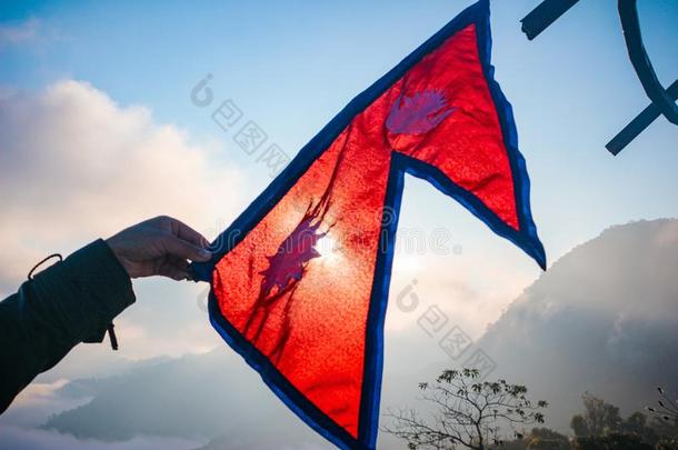 尼泊尔语旗和太阳和指已提到的人月亮.唯一的旗三角的旗采用
