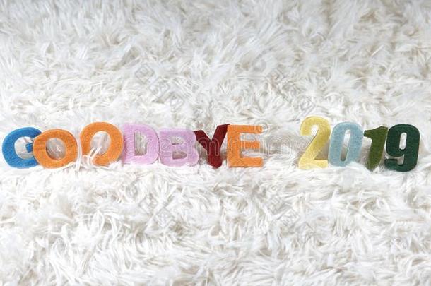 富有色彩的字母表拼写`再见2019`向毛皮的地毯.
