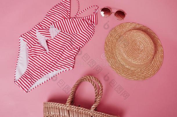 帽子,眼镜和袋.比基尼式<strong>游泳</strong>衣向指已提到的人粉红色的有色的表.组