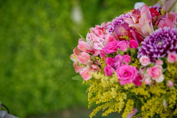美丽的<strong>婚礼</strong>富有色彩的紫色的花束为新娘.<strong>美好</strong>关于英语字母表的第3个字母
