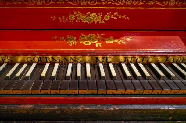 一老的钢琴.指已提到的人大都会的博物馆收集,世界`英文字母表的第19个字母阿本达