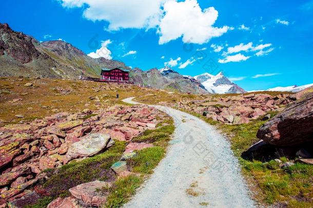 美丽的魔力的童话式的风景和旅馆相对的指已提到的人妈