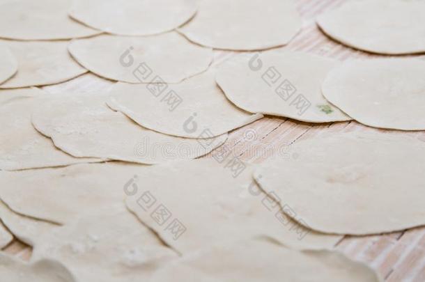 手工做的中国人传统的食物饺子包装纸向板看法