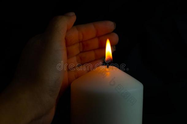 手保护蜡烛光从指已提到的人风采用黑暗