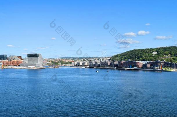 奥斯陆是（be的三单形式指已提到的人首都和最人口众多的城市关于挪威