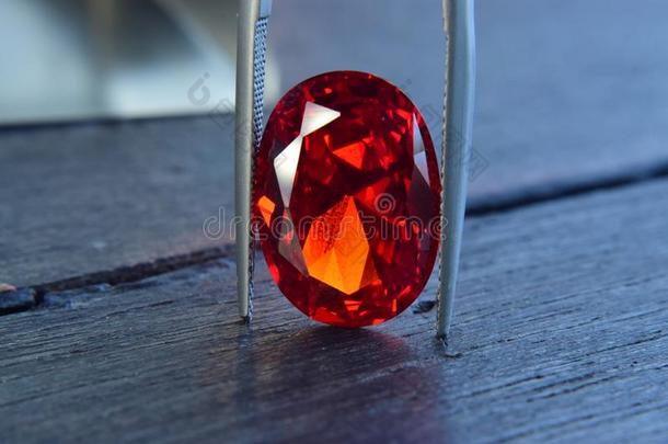红宝石是（be的三单形式一be一utiful红色的经雕琢的宝石向一木制的地面