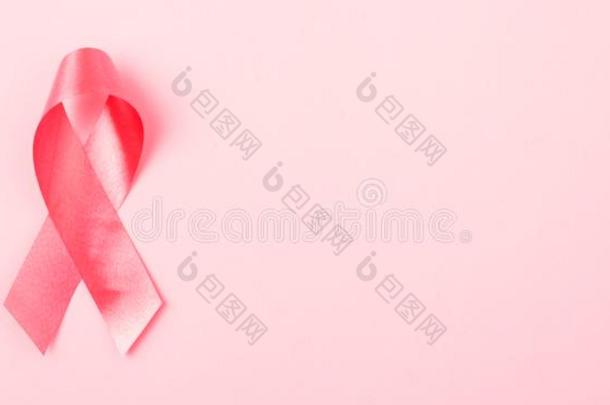 乳房癌症察觉月观念,顶看法平的放置粉红色的日本里