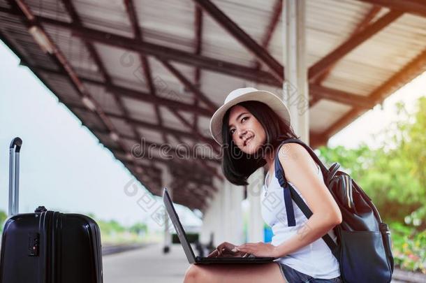 低到臀部的亚洲人女人旅行者使用互联网和便携式电脑计算机