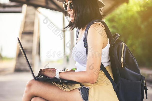 低到臀部的亚洲人女人旅行者使用互联网和便携式电脑计算机