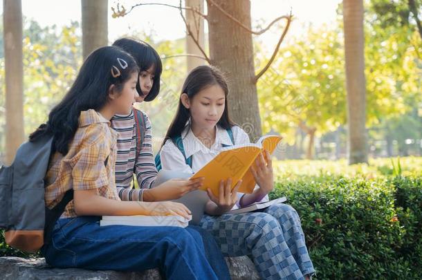 组学生年幼的人和教育阅读书采用城市爸