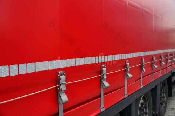 红色的<strong>防水</strong>帆布掩蔽物指已提到的人半独立式住宅-拖车关于指已提到的人货车.货车transformer-reactorassembl