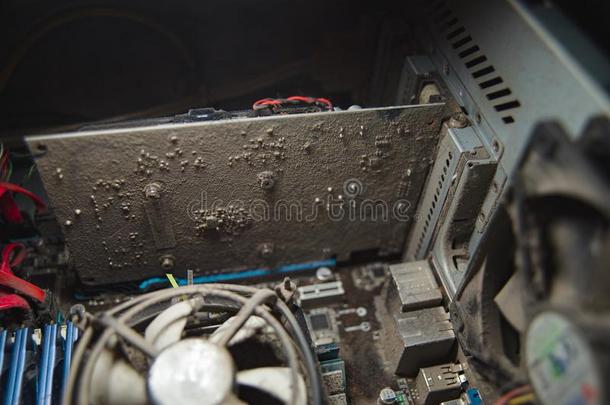 灰尘向计算机personal计算机个人计算机加工冷藏箱和主机板和计算机