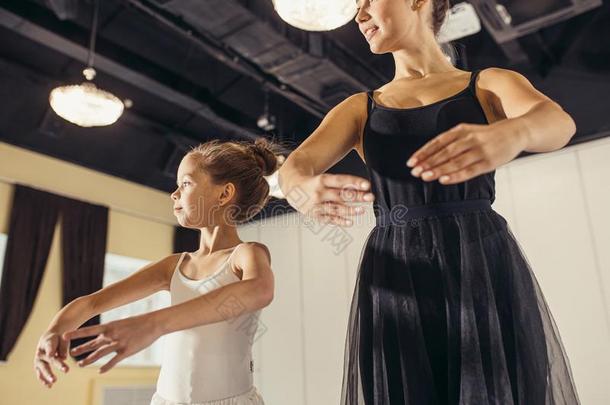 教师芭蕾舞女演员教师和小孩女孩新手