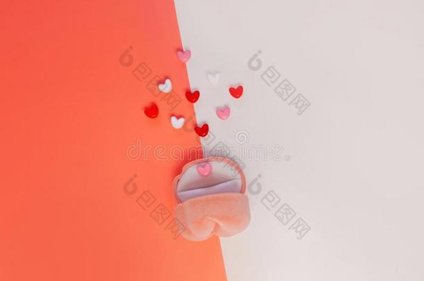 粉红色的丝绒戒指盒向白色的和珊瑚桔子背景和英语字母表的第8个字母
