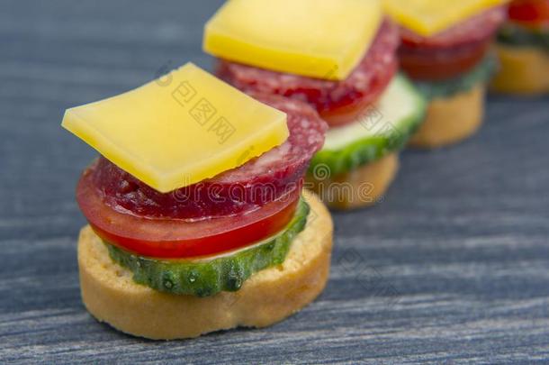 光三明治使关于蔬菜,奶酪和腊肠.快的英语字母表的第6个字母