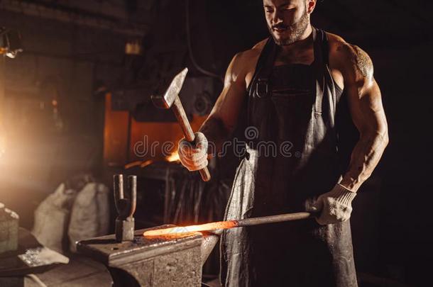 年幼的铁匠<strong>打铁</strong>器和铁锤