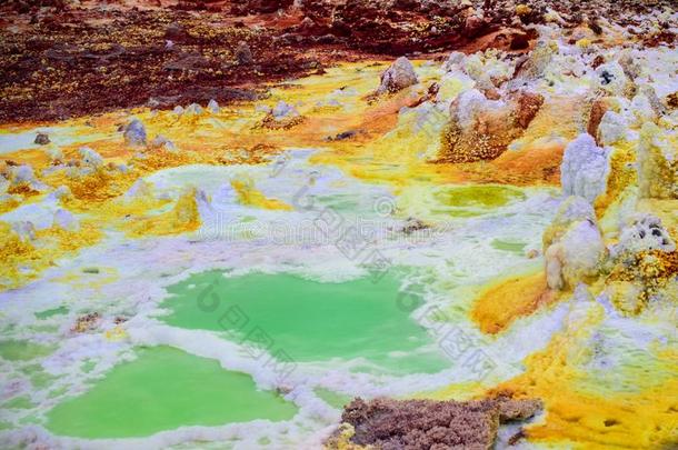水坑谁的颜色是（be的三单形式指定的在旁边硫的酸味的在宽干谷火山