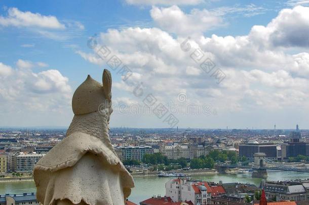 匈牙利的武士雕像相貌向全景画关于布达佩斯-匈牙利