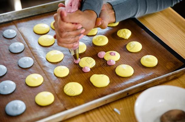 法国的蛋白杏仁饼干烹饪术硕士班采用一厨房和v一rious英语字母表的第16个字母