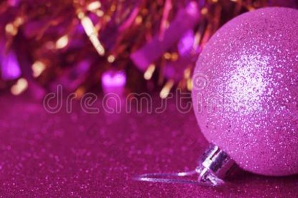粉红色的圣诞节发光的球向粉红色的发光的背景