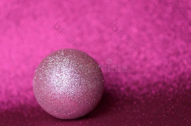 粉红色的圣诞节发光的球向粉红色的发光的背景