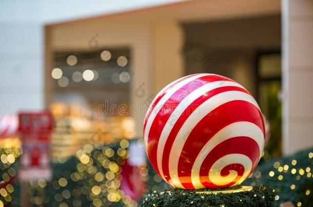 假日薄荷红色的有条纹的糖果球圣诞节装饰